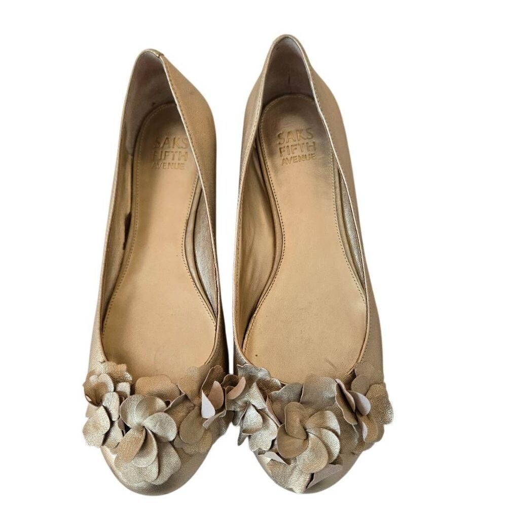 Saks Fifth Avenue Womens 3DβFlower Leather Slip-on Rachel Flats Gold Size 6.5M